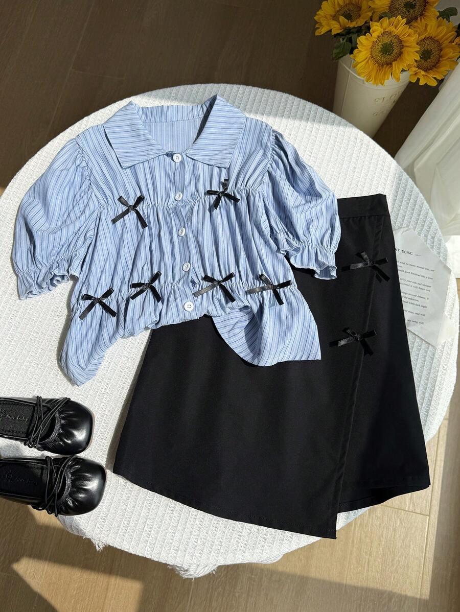 SHEIN 2 件套 Tween Girl 泡泡袖条纹短袖蝴蝶结衬衫和黑色短裙套装，春夏 - 藍色 - 查看 1