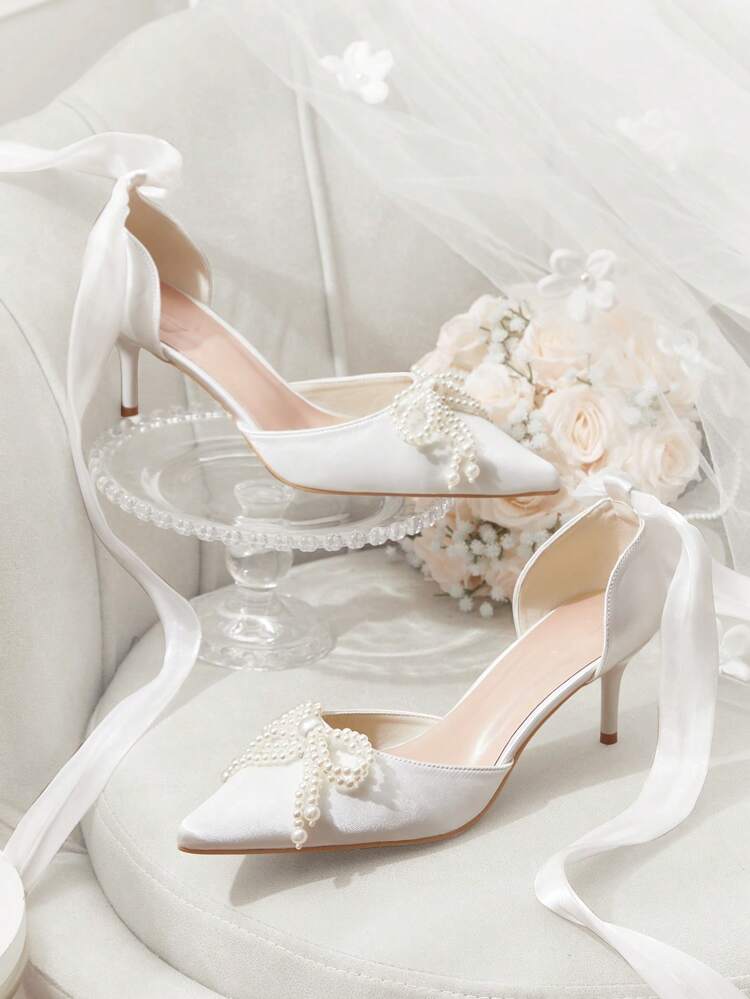 CUCCOO HITCHD Zapatos de vestir elegantes y románticos para mujer con lazo de perlas, correa de tobillo y punta afilada, tacón de gatito en satén blanco para boda, fiesta de noche y moda