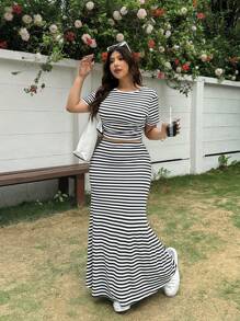 SHEIN EZwear 2 件套大码女士休闲度假黑白条纹 T 恤和长裙套装，春夏 - 黑與白 - 查看 2