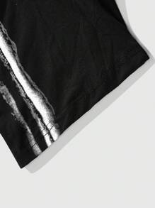 Manfinity LEGND Set da 2 pezzi Manfinity Streetrush da uomo con maglietta a girocollo a maniche corte e pantaloncini, pantaloncini in tinta unita con vita elastica e coulisse, maglietta a stampa a righe incrociate e motivo a contrasto sfumato, set di maglietta a maniche corte nere e pantaloncini, set di maglietta con grafica a righe semplice, set di maglietta e pantaloncini alla moda, abbigliamento casual da tutti i giorni adatto per tutte le stagioni, abbigliamento casual per pendolari, regalo ideale per il fidanzato.