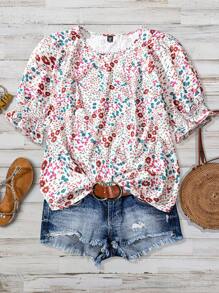 SHEIN CURVE+ Blusa casual de cuello redondo de manga corta con estampado floral pequeño para mujeres de talla grande - Multicolor - Ver 3