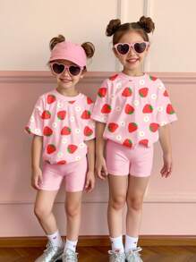 SHEIN Set de 2 piezas de camiseta de manga corta con cuello redondo y pantalones cortos con estampado de flor de margarita y fresa, adecuado para niñas jóvenes en verano