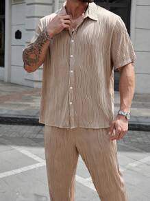 Manfinity CasualCool Conjunto de camisa de manga corta y pantalones de tela texturizada color caqui para hombre de tallas grandes