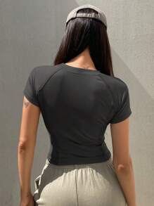 DAZY Camiseta deportiva elegante y ajustada de manga corta para mujer con impresión de letras y diseño de manga raglán para verano - Gris - Ver 7