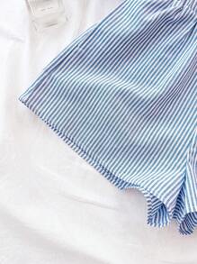 SHEIN 少女休闲可爱蓝白条纹抹胸上衣和短裤两件套，适合夏季、派对、旅行、通勤、度假等场合。 - 藍白色 - 查看 5