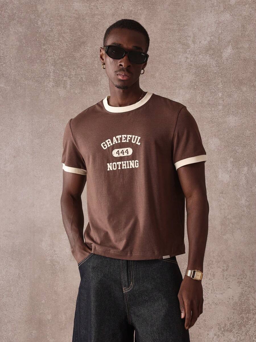 SUMWON Camiseta estilo retro de manga corta con diseño agradecido, número deportivo y estilo casual de fin de semana y streetwear - Marrón - Ver 1