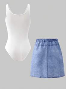 SHEIN Set de 2 piezas para chicas preadolescentes: Top de punto de cuello cuadrado de unicolor y mono con tirantes, talla grande falda mini estilo denim con estampado de teñido anudado en azul, conjunto de verano
