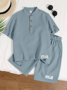 SHEIN Set de 2 piese pentru băieți, stil coreean, cu guler mandarin, mânecă scurtă, fermoar pe jumătate, pantaloni scurți cu imprimeu ondulat și etichete, pentru vacanță în stil preadolescentin