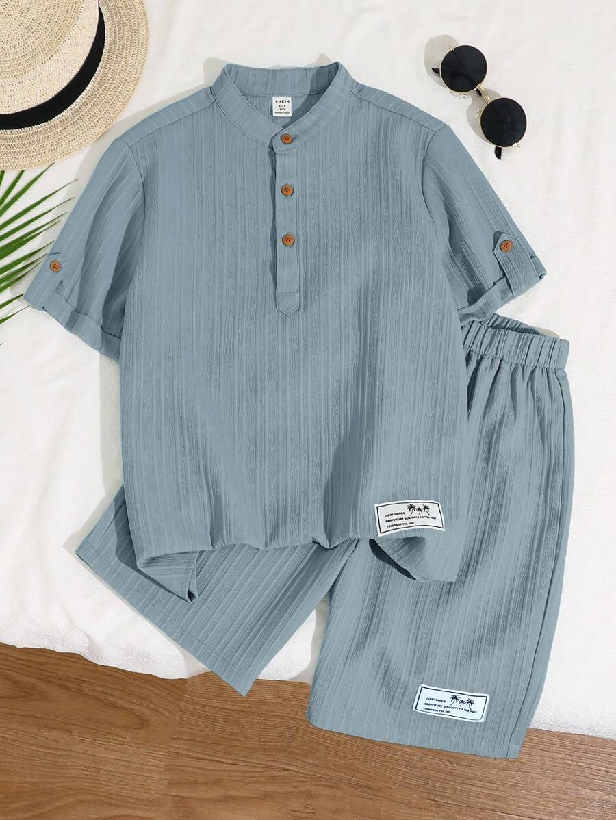 SHEIN Set de 2 piese pentru băieți, stil coreean, cu guler mandarin, mânecă scurtă, fermoar pe jumătate, pantaloni scurți cu imprimeu ondulat și etichete, pentru vacanță în stil preadolescentin