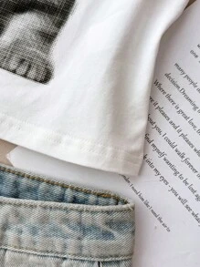 少女白色针织休闲个性修身短裤短袖圆领可爱猫咪图案印花T恤，适合居家休闲、购物、午餐、派对