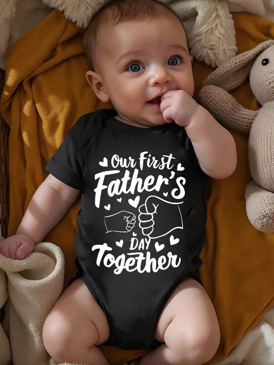 男宝宝父亲节礼物，休闲时尚爱心击拳图案字母印花圆领短袖连体衣，父亲节宝宝服装，爸爸宝宝服装，父亲节宝宝套装，个性化宝宝服装，第一个父亲节 - 黑色 - 查看 1