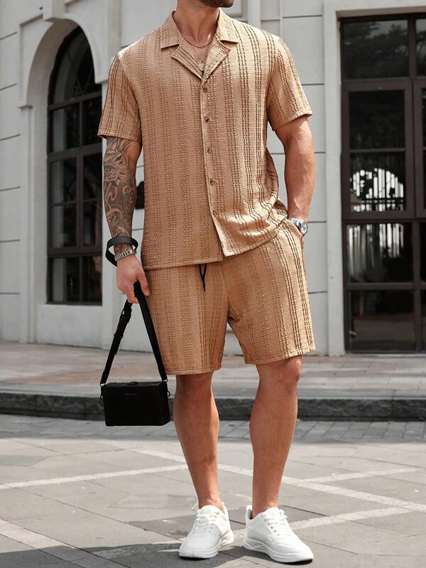 Manfinity CasualCool Herren Große Größen Set aus einfarbigem Kurzarmhemd mit Knopfleiste und Taschen-Shorts