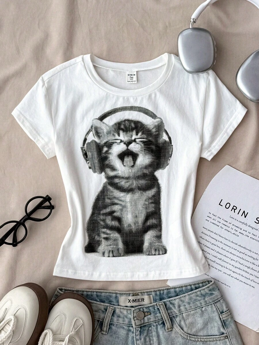 少女白色针织休闲个性修身短裤短袖圆领可爱猫咪图案印花T恤，适合居家休闲、购物、午餐、派对