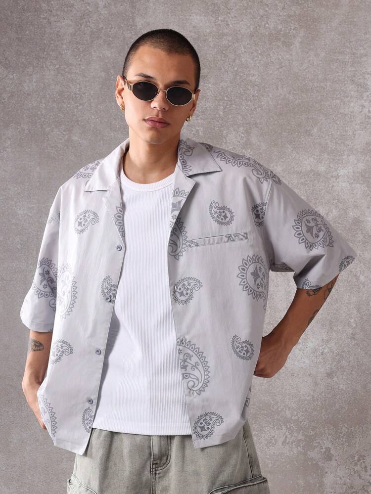 Camisa resort com botões e estampa paisley, caimento relaxado