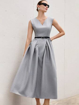 SHEIN Privé 女士优雅复古简约 V 领收腰拼接褶饰连衣裙，时尚迷人休闲长款无袖连衣裙