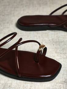 SHUZIA #CoquetteAesthetic Dép xỏ ngón nữ màu cà phê bóng PU có vòng vàng ở mũi– Sự thanh lịch thời trang và chất lượng cao - Cà phê nâu - Xem 4