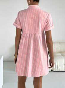 Siren Gaze Đầm ngắn tay kẻ sọc cho nữ, thời trang mùa hè, đầm ngắn mùa hè, quần áo mùa hè, đầm công sở mùa hè, quần áo mùa hè, quần áo nữ, đầm sơ mi kẻ sọc, đầm cài nút, đầm ngắn tay mùa hè, đầm hồng, đầm kiểu preppy, đầm kẻ sọc - Bụi hồng - Xem 2