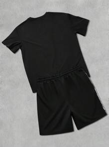 Manfinity LEGND Set da 2 pezzi Manfinity Streetrush da uomo con maglietta a girocollo a maniche corte e pantaloncini, pantaloncini in tinta unita con vita elastica e coulisse, maglietta a stampa a righe incrociate e motivo a contrasto sfumato, set di maglietta a maniche corte nere e pantaloncini, set di maglietta con grafica a righe semplice, set di maglietta e pantaloncini alla moda, abbigliamento casual da tutti i giorni adatto per tutte le stagioni, abbigliamento casual per pendolari, regalo ideale per il fidanzato.