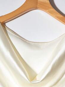 Franclia 优雅简约别致的垂褶领口、褶裥腰身黄色缎面女式上衣