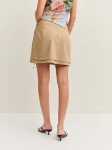 Nöista Falda midi con estampado floral en una tela suave y fluida - Eleva tu estilo de trabajo con una de nuestras elegantes blusas.