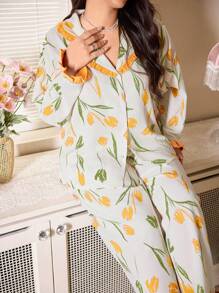 CottageSlumber Conjunto de pijama de talla grande con estampado floral y cuello con volantes en color contrastante