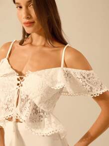 CAJUNI Conjunto de 2 piezas de verano para vacaciones y playa, compuesto por top halter con escote en V y adorno de encaje con borlas + shorts triangulares blancos