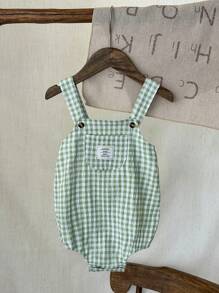 SHEIN Vintaside Kids Mono de verano para bebé niño o niña con tirantes triangulares en verde y blanco, con combinación de colores frescos que muestran un estilo simple, vivo y encantador. Hecho de tela tejida, versión holgada, con tirantes ajustables que se adaptan conforme el bebé crece. Con bolsillo práctico y letras lindas, adecuado para compras al aire libre, vacaciones, ocio en casa, fiestas y otras ocasiones para usar.