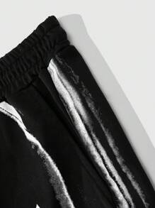 Manfinity LEGND Set da 2 pezzi Manfinity Streetrush da uomo con maglietta a girocollo a maniche corte e pantaloncini, pantaloncini in tinta unita con vita elastica e coulisse, maglietta a stampa a righe incrociate e motivo a contrasto sfumato, set di maglietta a maniche corte nere e pantaloncini, set di maglietta con grafica a righe semplice, set di maglietta e pantaloncini alla moda, abbigliamento casual da tutti i giorni adatto per tutte le stagioni, abbigliamento casual per pendolari, regalo ideale per il fidanzato.