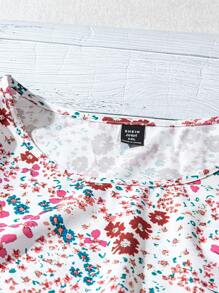 SHEIN CURVE+ Blusa casual de cuello redondo de manga corta con estampado floral pequeño para mujeres de talla grande - Multicolor - Ver 5