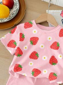 SHEIN Set de 2 piezas de camiseta de manga corta con cuello redondo y pantalones cortos con estampado de flor de margarita y fresa, adecuado para niñas jóvenes en verano