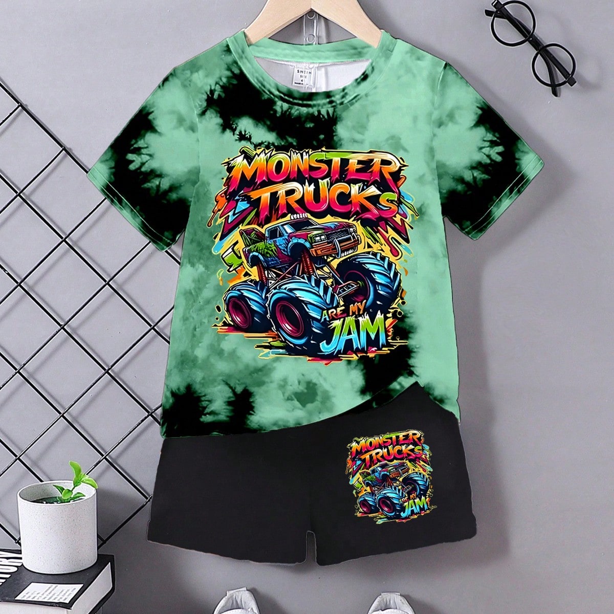 Conjunto de camiseta de manga corta de cuello redondo y pantalones cortos con estampado de coches de dibujos animados en tie-dye para niño pequeño d