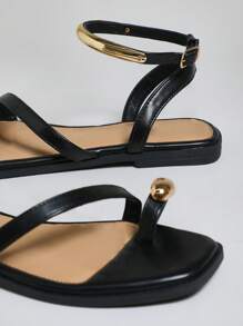 SHUZIA 女士金属装饰趾环踝带舒适日常夏季可爱度假休闲基本款平底凉鞋 - 黑色 - 查看 6