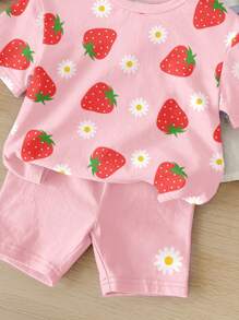 SHEIN Set de 2 piezas de camiseta de manga corta con cuello redondo y pantalones cortos con estampado de flor de margarita y fresa, adecuado para niñas jóvenes en verano