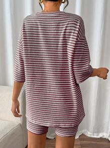 SHEIN Frenchy 2pcs/Set Women Striped Contrast Color Textured Round Neck Top And Shorts - Red - View 2