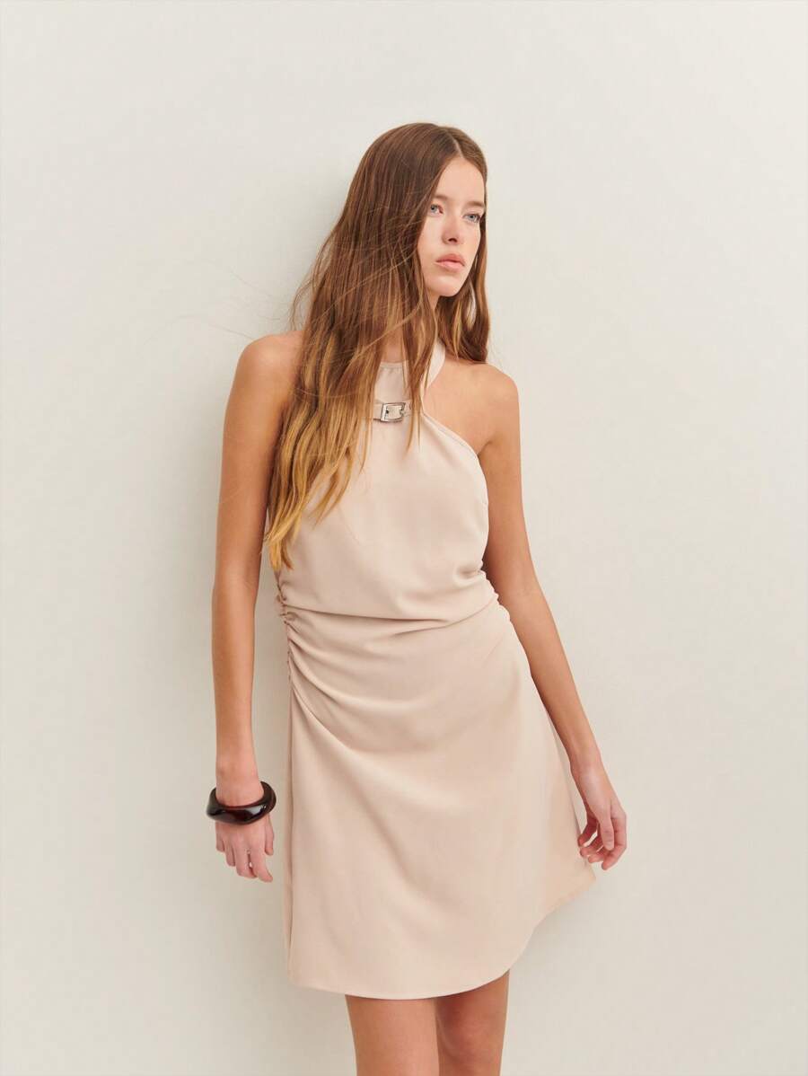 Nöista 带肩带细节的挂脖迷你连衣裙——办公室夏日的时尚精致之选。 - 杏色 - 查看 1
