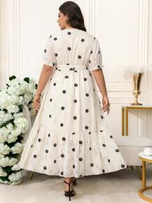 SHEIN Clasi 大码女式浪漫优雅杏色纹理雏菊面料重叠 V 领泡泡短袖腰系带 A 袖连衣裙、毕业礼服、婚礼宾客礼服 - 杏色 - 查看 8