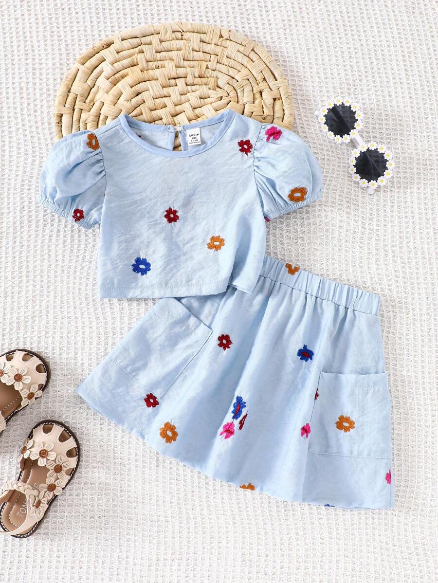SHEIN Playful Pals 女婴可爱花卉刺绣圆领泡泡袖短款上衣和口袋花裙 2 件套，适合春夏外出、摄影、度假穿着，舒适可爱的设计 - 藍色 - 查看 1