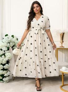 SHEIN Clasi 大码女式浪漫优雅杏色纹理雏菊面料重叠 V 领泡泡短袖腰系带 A 袖连衣裙、毕业礼服、婚礼宾客礼服 - 杏色 - 查看 9