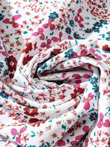 SHEIN CURVE+ Blusa casual de cuello redondo de manga corta con estampado floral pequeño para mujeres de talla grande - Multicolor - Ver 6