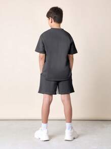 SUMWON Conjunto deportivo de dos piezas coordinado, camiseta de entrenamiento de manga corta con bolsillo y pantalones cortos de chándal con cordón, conjunto de ropa deportiva informal - Gris Oscuro - Ver 2