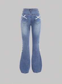 SHEIN Girlism 千禧少女时尚水洗宽松高弹喇叭牛仔裤，撞色设计，可爱蕾丝蝴蝶结装饰口袋，适合女孩夏季海滩波西米亚风度假、夏季音乐会、音乐节、休闲派对、夏季早午餐、教堂毕业典礼等场合。 - 淺色水洗藍 - 查看 2