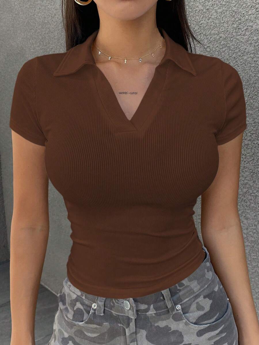 DAZY Camiseta casual de manga corta de ajuste ceñido, cuello de polo, lisa para mujer - Marrón - Ver 1