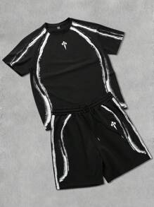 Manfinity LEGND Set da 2 pezzi Manfinity Streetrush da uomo con maglietta a girocollo a maniche corte e pantaloncini, pantaloncini in tinta unita con vita elastica e coulisse, maglietta a stampa a righe incrociate e motivo a contrasto sfumato, set di maglietta a maniche corte nere e pantaloncini, set di maglietta con grafica a righe semplice, set di maglietta e pantaloncini alla moda, abbigliamento casual da tutti i giorni adatto per tutte le stagioni, abbigliamento casual per pendolari, regalo ideale per il fidanzato.