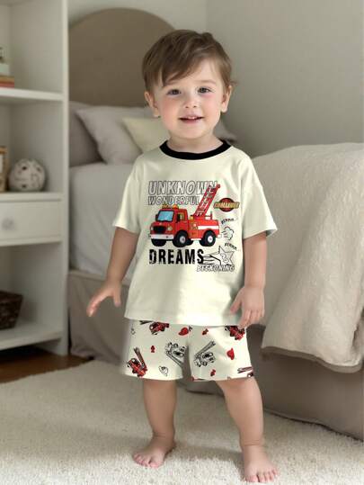 SHEIN Set de 2 piezas de camiseta de manga corta holgada con estampado de camión de bomberos de dibujos animados y shorts para bebé niño, para verano