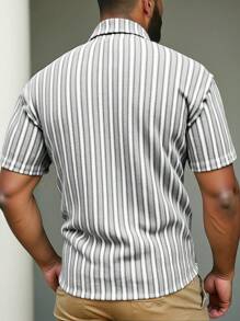Manfinity Homme Camisa polo casual de manga corta a rayas para hombres de talla grande para el verano y el uso diario