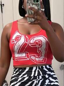 Slaydiva 2025 休闲日常街头性感复古 Y2K 运动甜美白色破洞 23 数字印花弹力针织修身圆领无袖短款上衣，背部金属交叉带细节 - 紅色 - 查看 3
