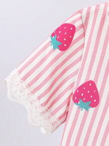 Set de pijama de 2 piezas para bebé niña con blusa de manga corta con estampado de fresa y margarita, y shorts - Verde Lima - Ver 6