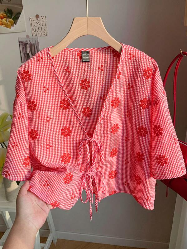 Comfortcana Nouvelle chemise à manches courtes pour femmes, à motif à carreaux rouges, broderie florale et nœud papillon tressé. Convient pour les vacances d'été