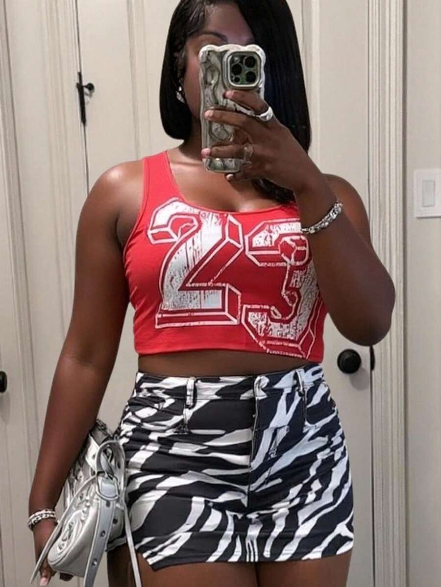 Slaydiva 2025 休闲日常街头性感复古 Y2K 运动甜美白色破洞 23 数字印花弹力针织修身圆领无袖短款上衣,背部金属交叉带细节 - 紅色 - 查看 1