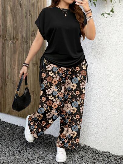 SHEIN LUNE بدلة صيفية للنساء ذوات الحجم الكبير، قطعتين، تصميم بسيط وعصري، القميص بياقة مستديرة وأكمام قصيرة مع رباط في الأسفل، والبنطلون بخصر عالي وتصميم أزهار صغيرة، مناسبة للخروج والعطلات الصيفية